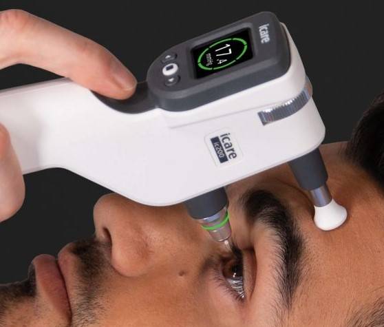 Tonomètre IC200 portable sur patient allongé