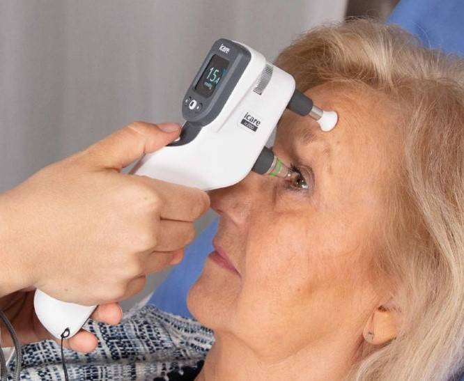 Tonomètre portable icare ic200 sur patient 45°degrès